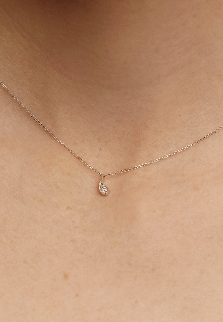 Colgante de oro blanco de 18K con gota y diamantes blancos