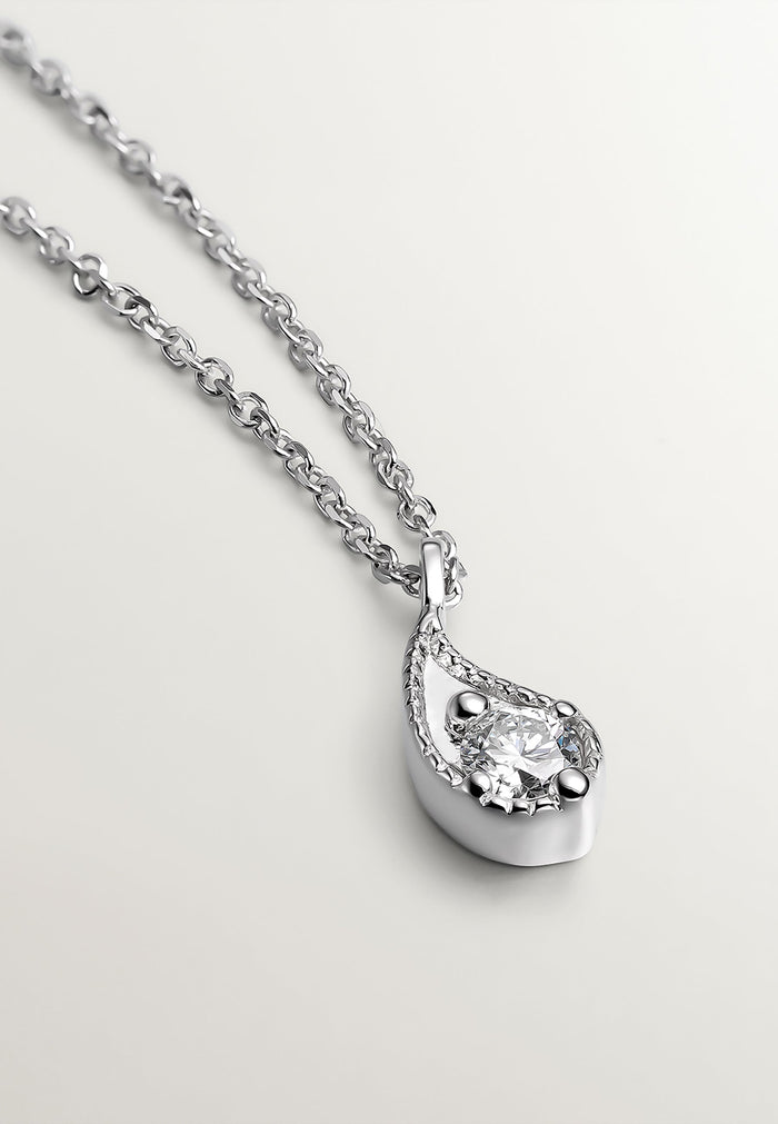 Colgante de oro blanco de 18K con gota y diamantes blancos