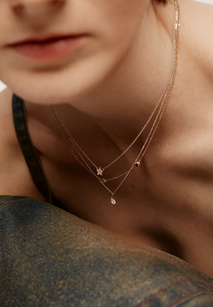 Colgante de oro blanco de 18K con gota y diamantes blancos