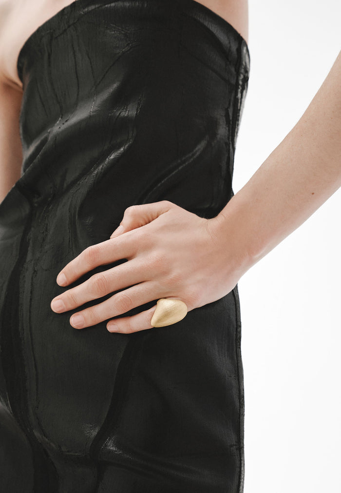 Anillo ovalado de plata 925 bañada en oro amarillo de 18K con textura