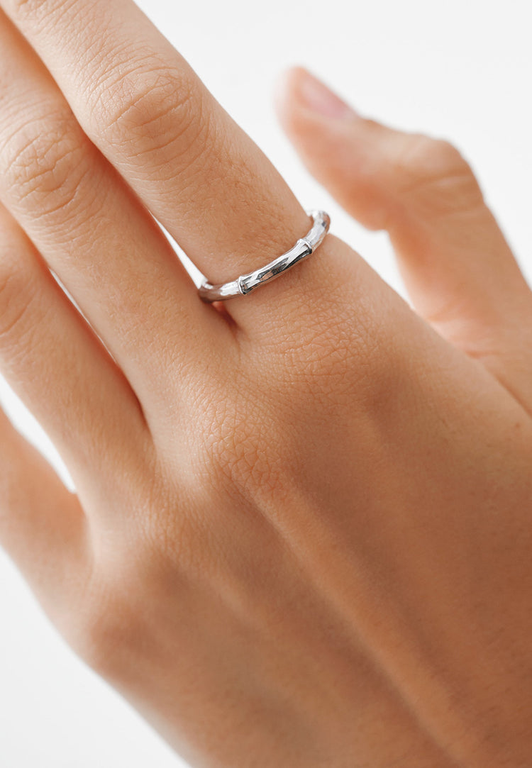 Anillo de plata 925 con textura de bambú