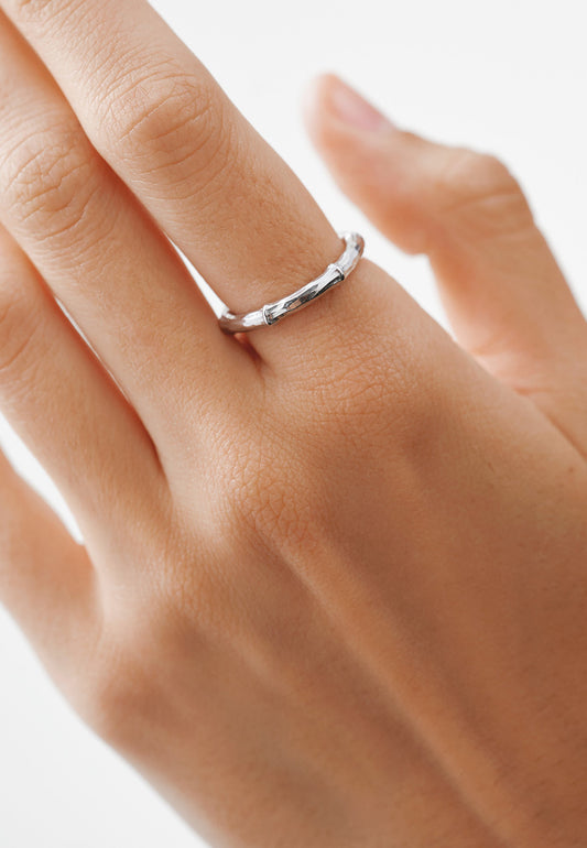 Anillo de plata 925 con textura de bambú