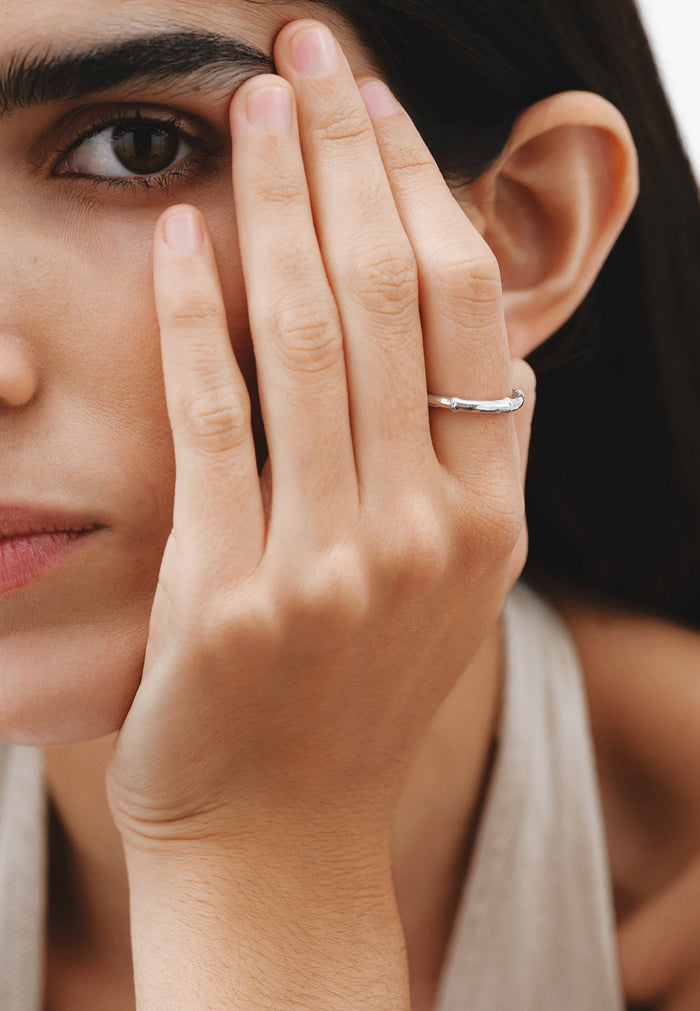 Anillo de plata 925 con textura de bambú