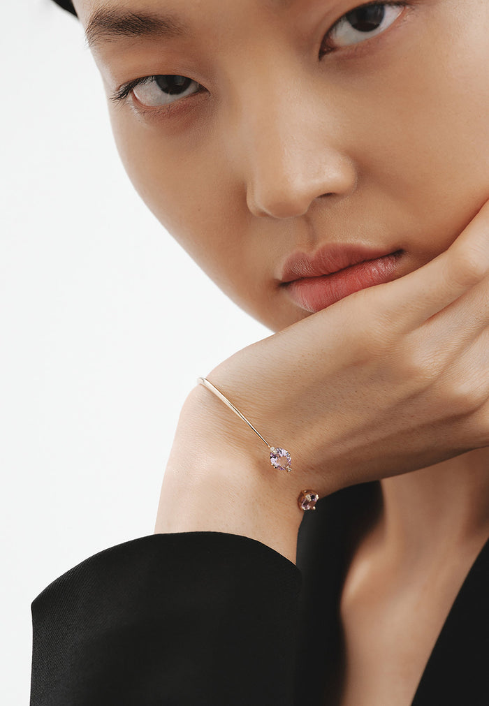 Pulsera abierta de oro amarillo de 9K con amatistas rosas y diamantes