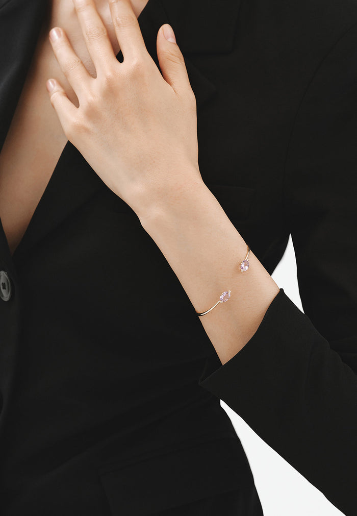 Pulsera abierta de oro amarillo de 9K con amatistas rosas y diamantes