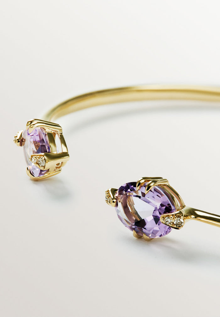 Pulsera abierta de oro amarillo de 9K con amatistas rosas y diamantes
